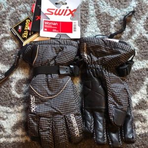 Women’s swix ski gloves NWT